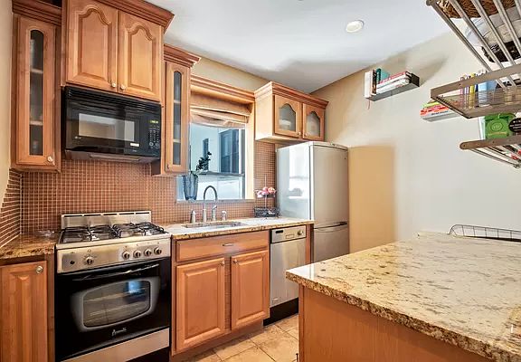 3rd image of 77 Eastern Pkwy APT 5D
