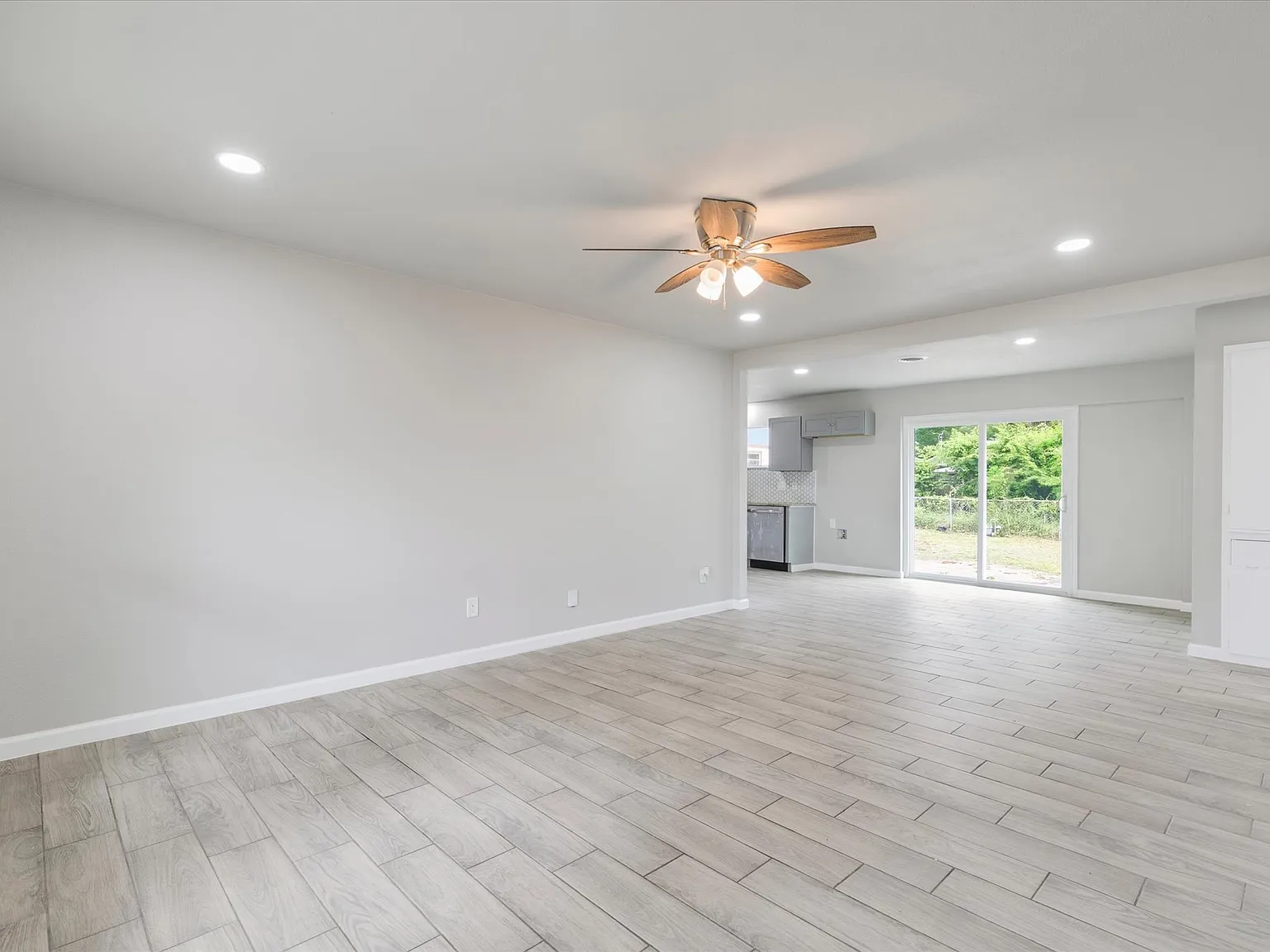 3 bed, 1356 sqft, $2,400 — Photo 1
