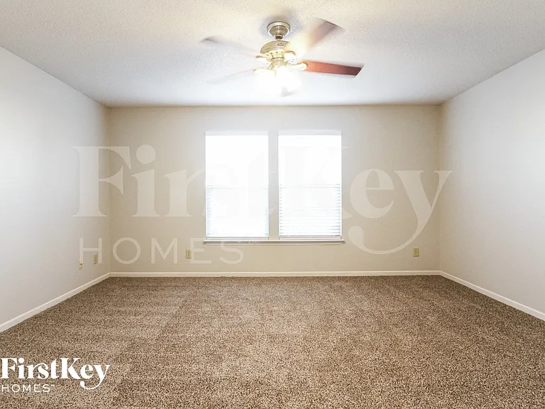 744 Thornwood Ln — Photo 9