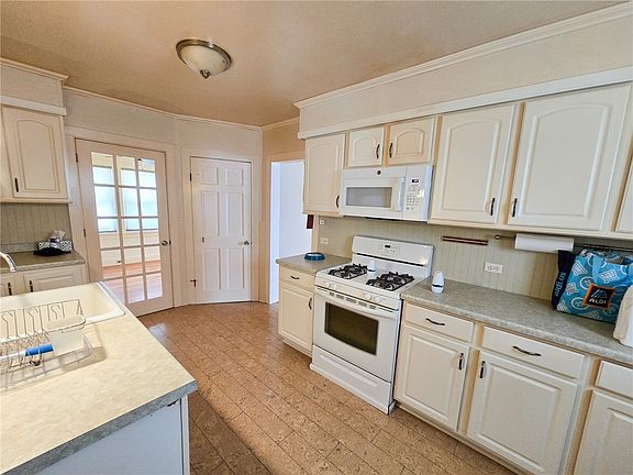 5th image of 50 Aspen St