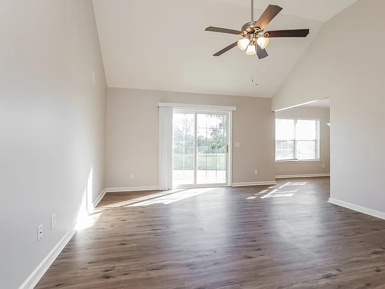 323 Buttonwood Dr — Photo 3