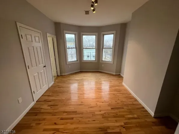 681 S 11th St, Newark, NJ 07103