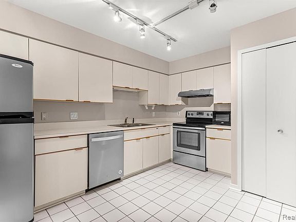 5th image of 644 Ashley Cir