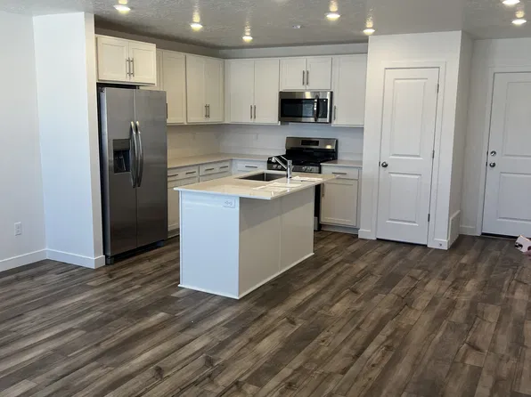 1805 E Rainbow Bridge Dr, Eagle Mountain, UT 84005