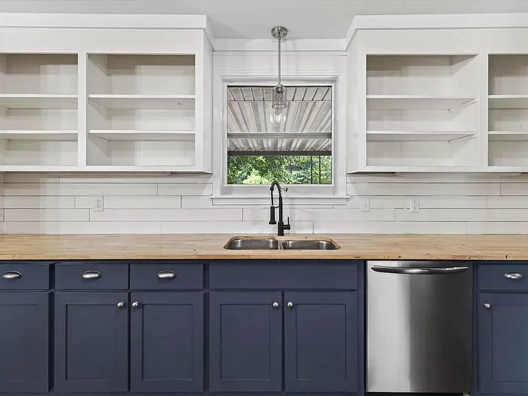 306 Locust Rd — Photo 11