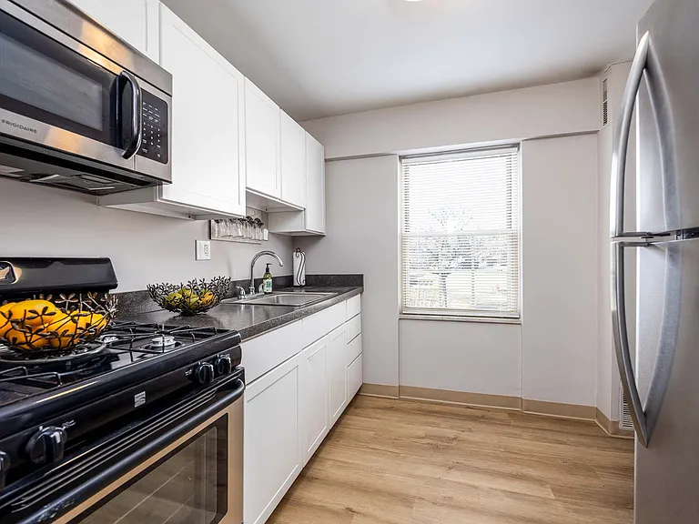 Rugby Square Apartments — Photo 2