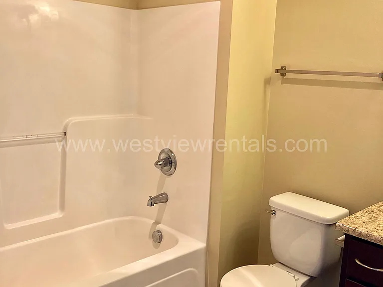 200 E Maple St — Photo 441