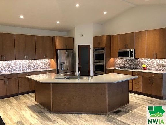 3rd image of 121 Doral Ln