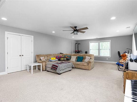 3rd image of 934 Sweet Gum Way