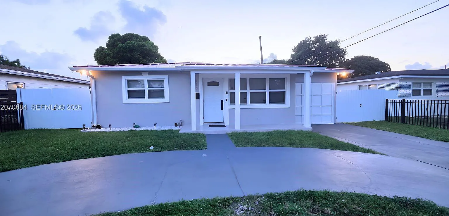 Hollywood Little Ranches — Photo 1