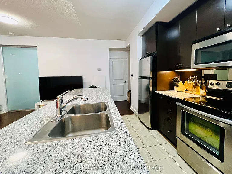 4033 Hurontario St #312 — Photo 9