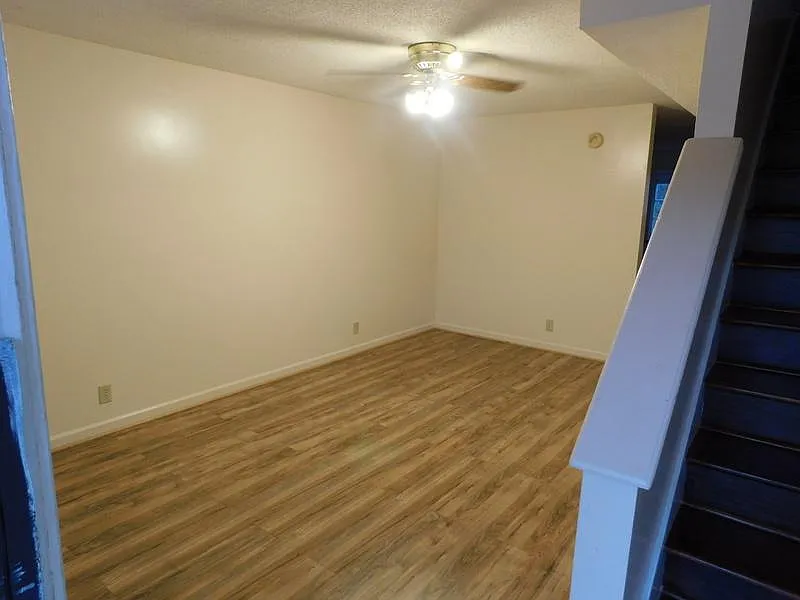 2 bed, 1.5 bath, 1000 sqft, $900 — Photo 4