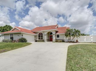 883 SE Roulette Ln, Port Saint Lucie, FL 34983