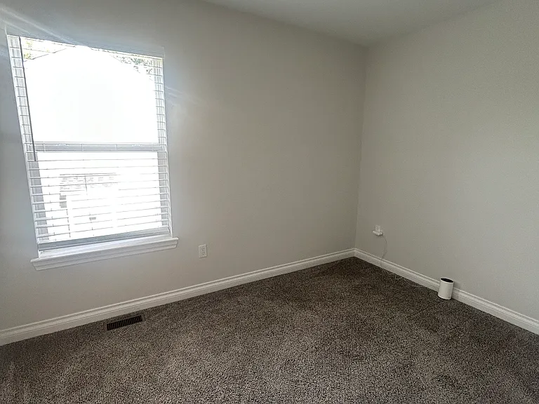 2323 E Maple Rd — Photo 16
