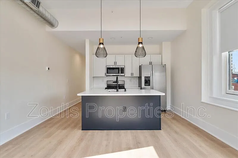 2 bed, 1.0 bath, 810 sqft, $2,100 — Photo 2