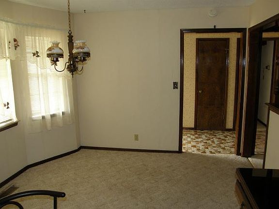 4th image of 3021 N Nemaha Dr