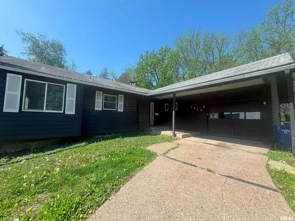 1510 Lazy Ln, Clinton, IA 52732