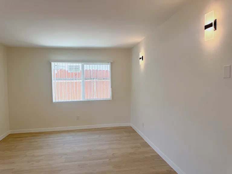 13401 Victory Blvd #4 — Photo 11