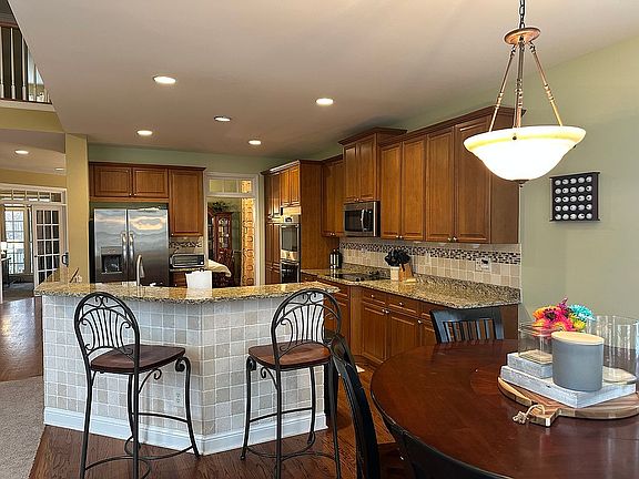 Kitchen w sit up bar