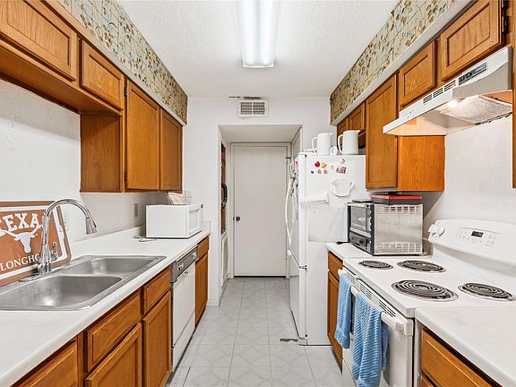 3rd image of 6606 De Moss Dr APT 208