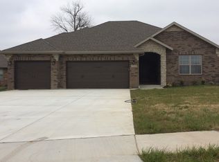 1935 N Pavilion Pl, Strafford, MO 65757