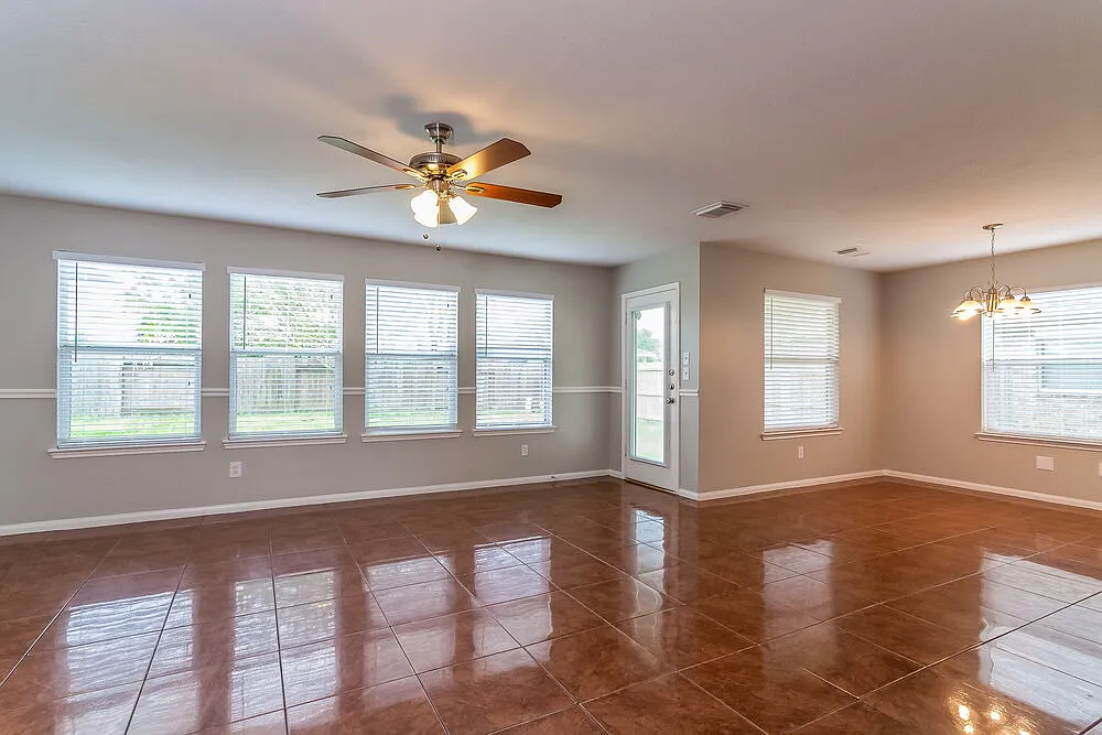 3 bed, 2.5 bath, 1888 sqft, $1,930 — Photo 4
