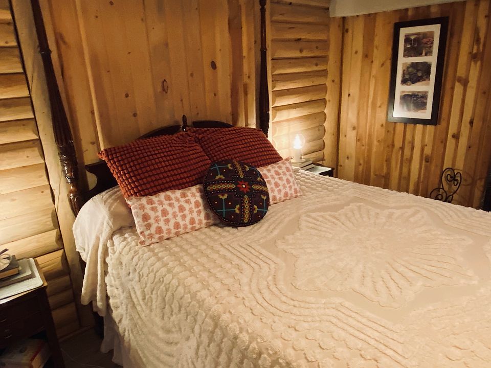 Master Bedroom: Queen sized bed