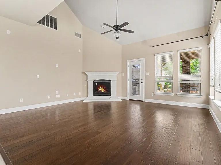 604 Darby Ln — Photo 19