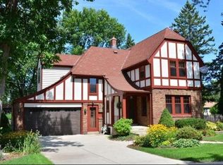 102 W Willow Rd, Fox Pt, WI 53217