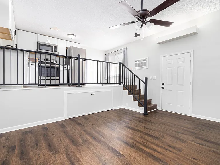 3814 Memorial Blvd #23 — Photo 2