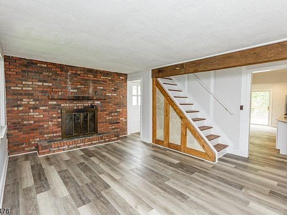 4th image of 637 Townsend Pl