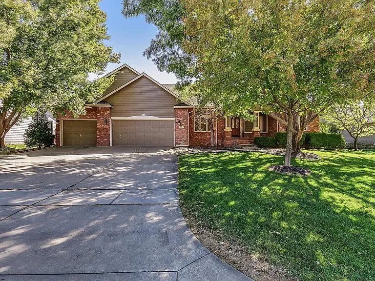 324 N Lancaster Dr — Photo 2