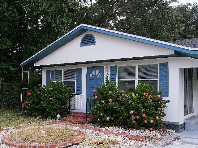 1st image of 627 Calle De Peru