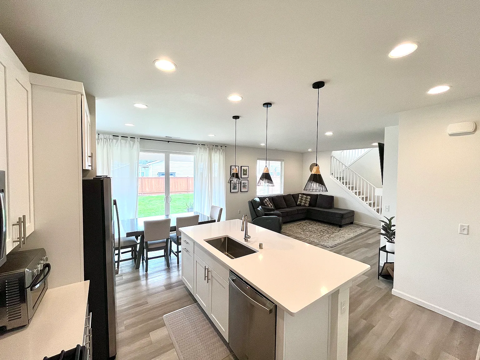 3 bed, 1830 sqft, $3,400 — Photo 4