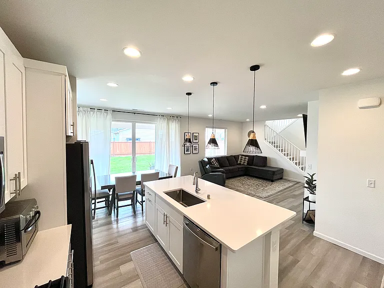 573 McCauley Ave — Photo 4
