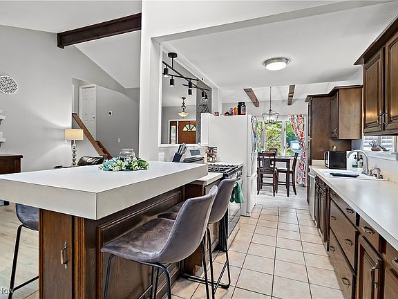 5th image of 26263 Redwood Dr