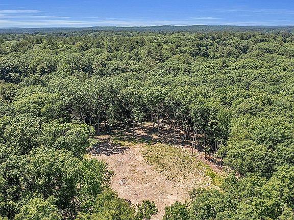 5th image of 90 Suffolk Ln