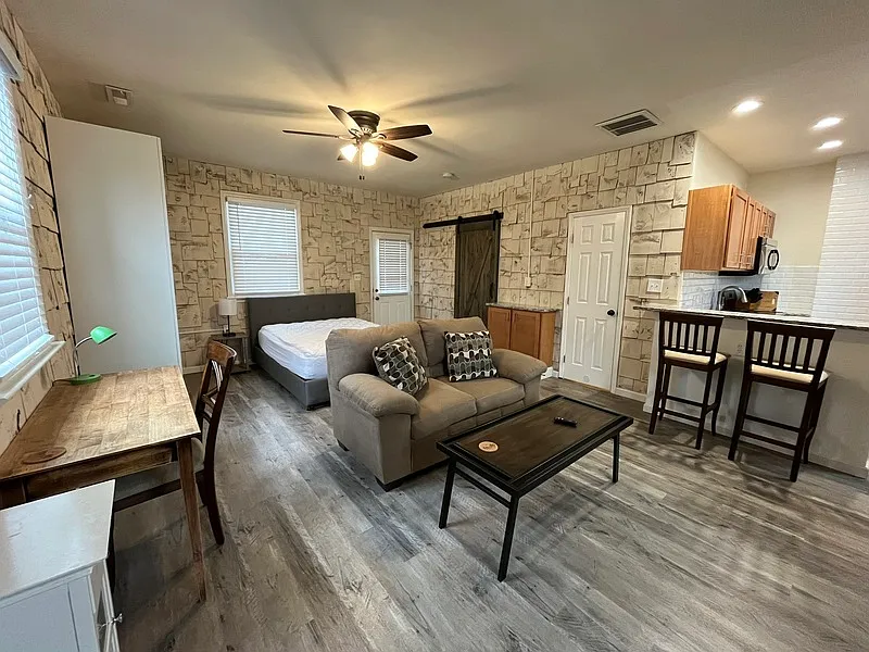 Studio, 1.0 bath, 500 sqft, $1,325 — Photo 2