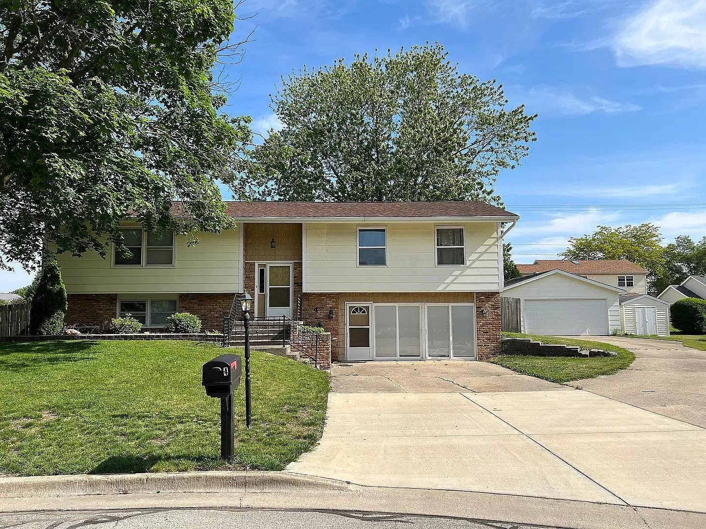 5 bed, 2605 sqft, $3,300 — Photo 1