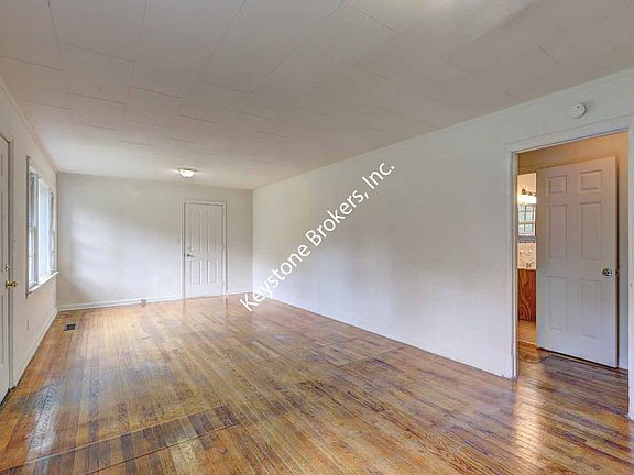 3rd image of 2072 Knightsbridge Rd