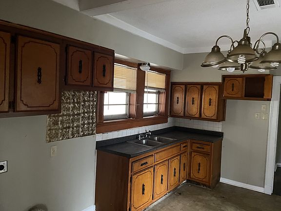 3rd image of 645 E Davant Ave