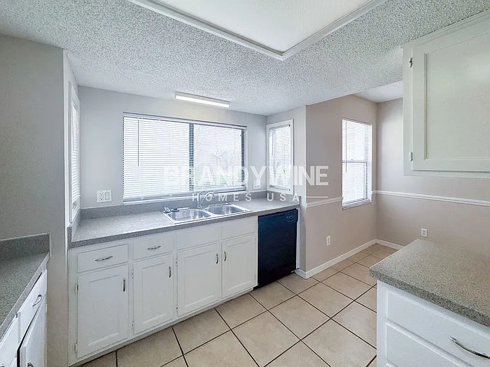8236 Weybridge Dr — Photo 9