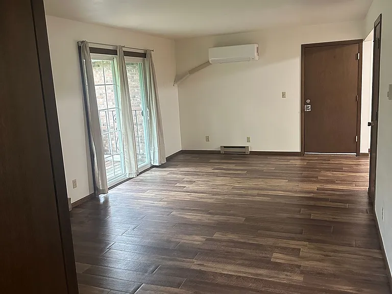 Immaculate Updated 2 Bedroom 1 bath — Photo 3