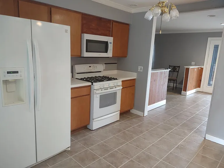 867 Lake Betty Dr — Photo 3