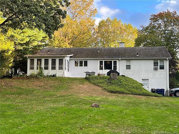 3rd image of 129 Buttonball Rd