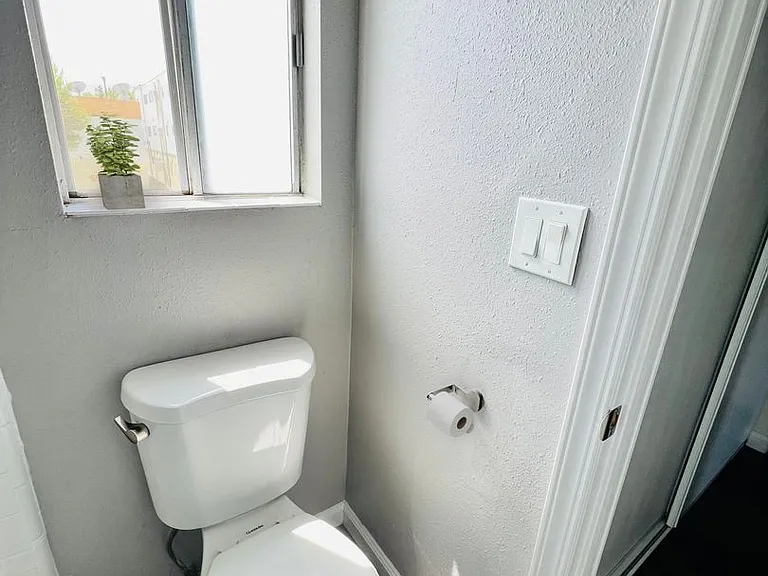 Jordan Court Apartments — Photo 25