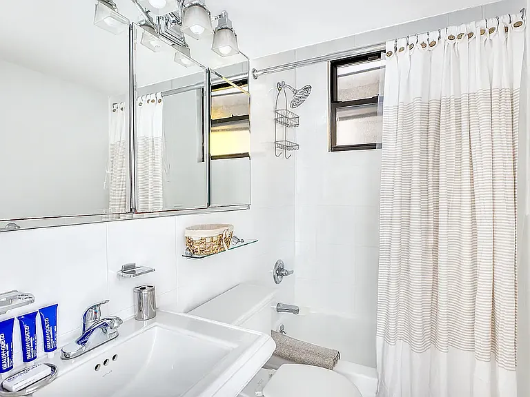 202 E 13th St #23D — Photo 5