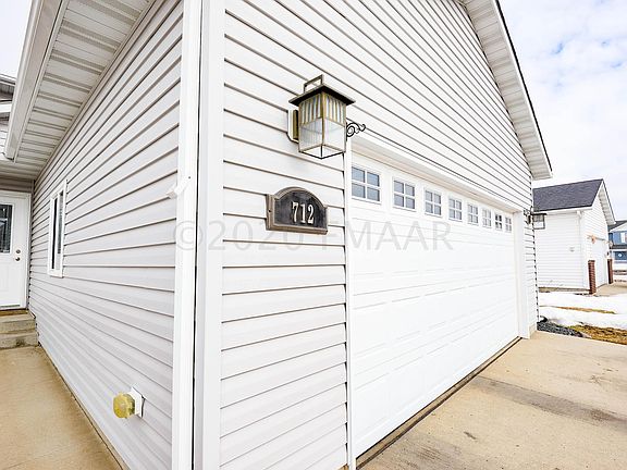 4th image of 712 18th Ave W