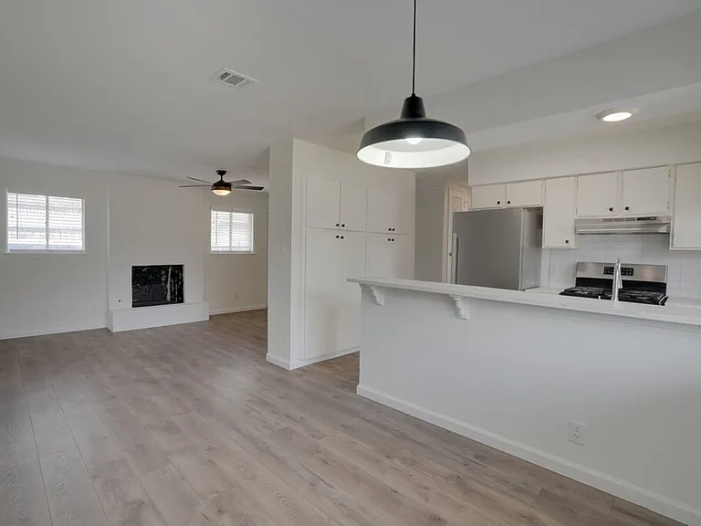 304 John Nance Garner Cir #A2 — Photo 6
