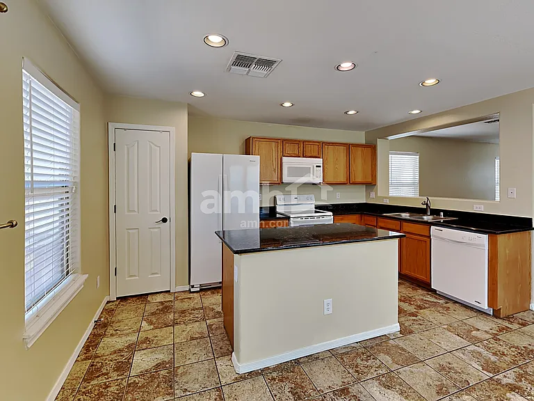 18526 W Valerie Dr — Photo 3
